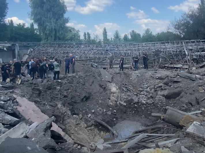 Обстріл Кременчука: друга ворожа ракета влучила по заводу дорожніх машин