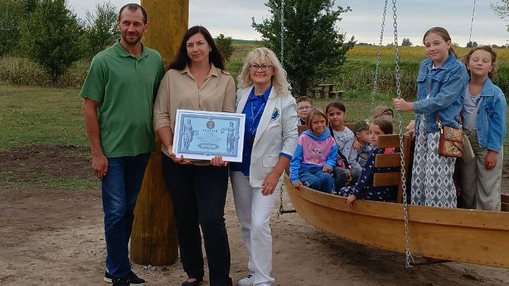 На Волині звели найвищу гойдалку в Україні (фото)