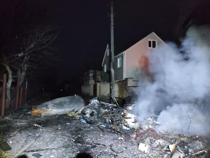 У Києві через падіння літака сталась пожежа