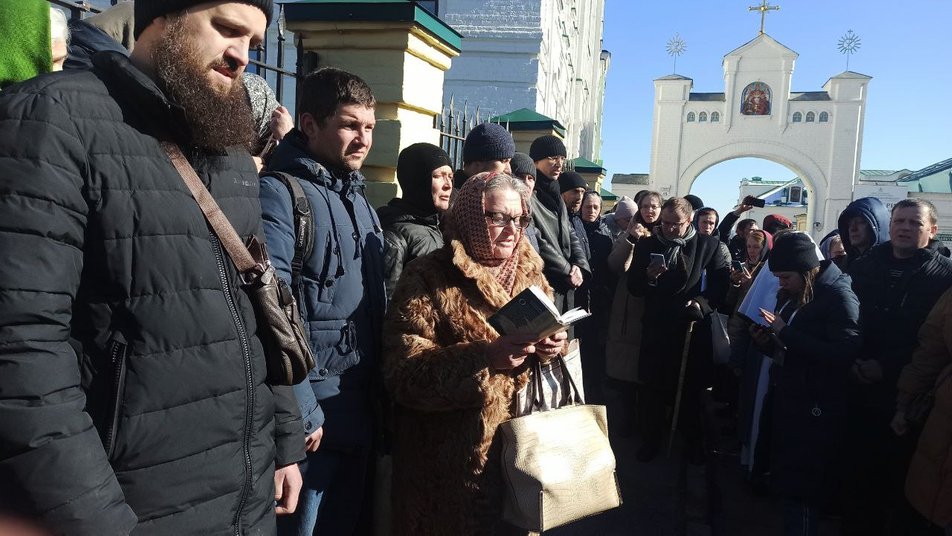 Комісія Мінкульту не змогла зайти в церкву Лаври. Деталі виселення УПЦ МП