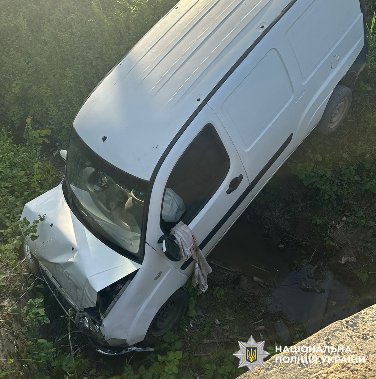 На Буковині водій буса злетів у прірву: з'явилося фото