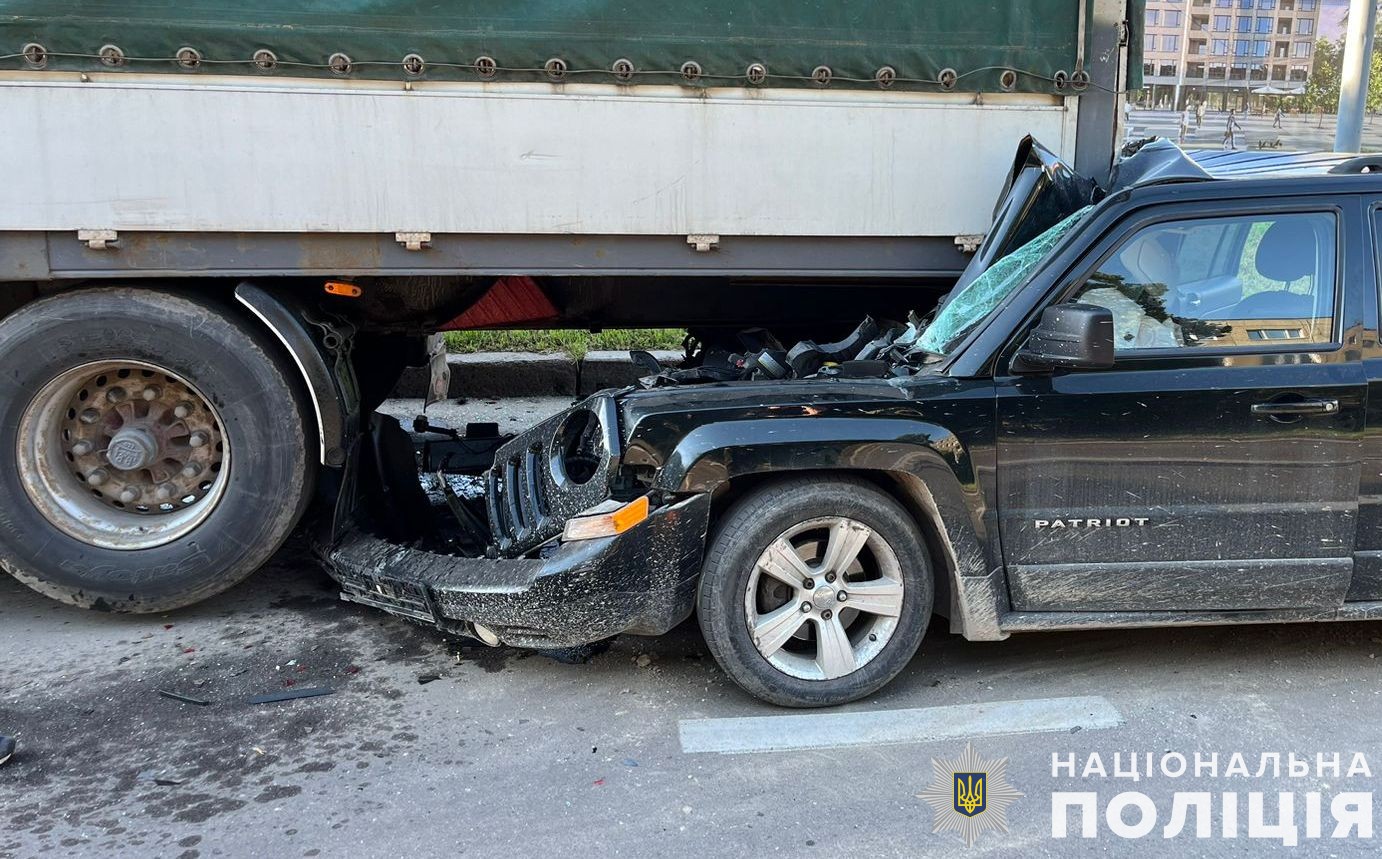 У Львові водій позашляховика врізався у припарковану вантажівку: є постраждалий