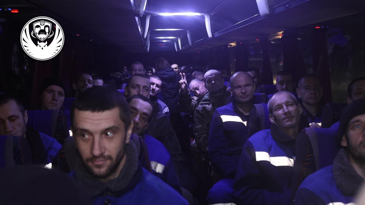 189 українців повернулися з полону перед Новим роком: деталі обміну (фото)
