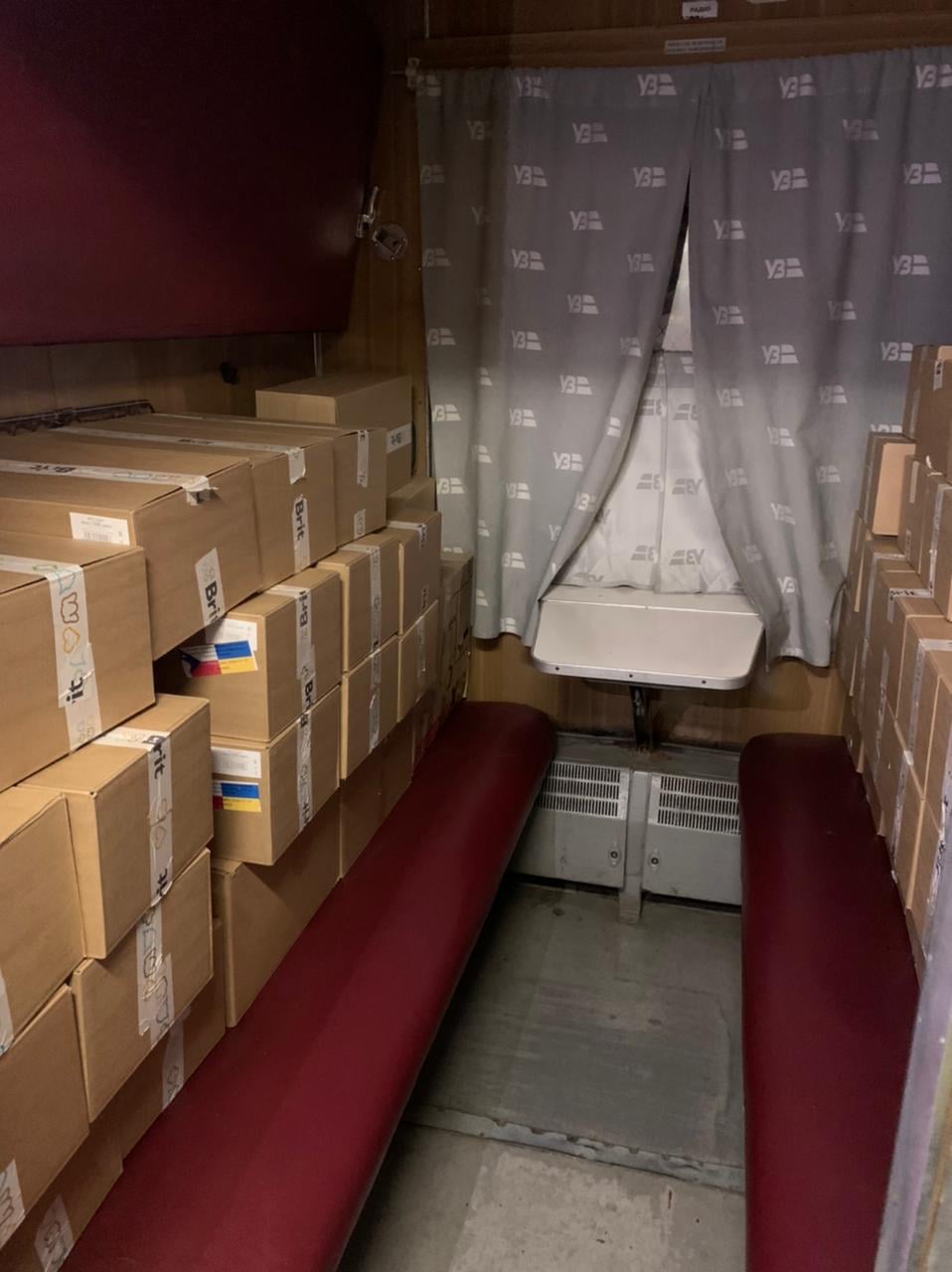 Львівська митниця затримала на кордоні потяг з гуманітарним вантажем із Польщі