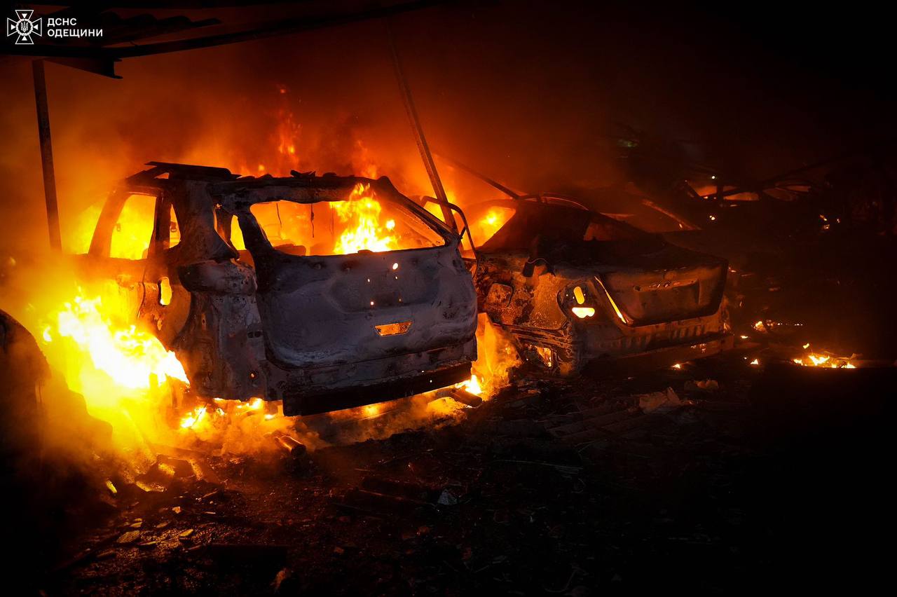 На Одещині через атаку ворога пожежа: горіли автомобілі на стоянці