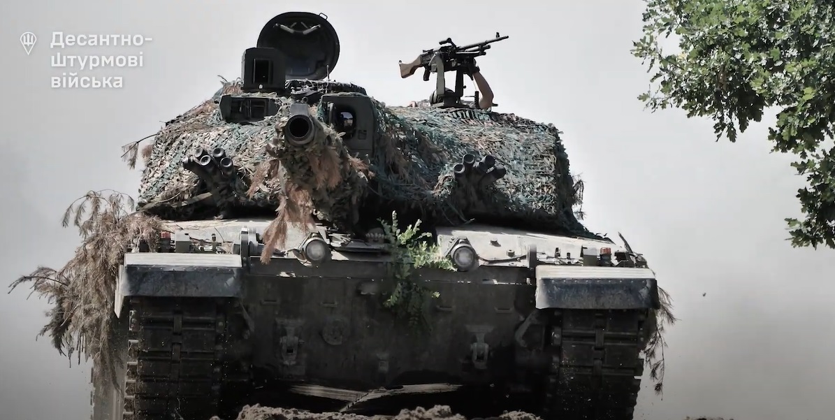 У бій на Challenger 2: десантники показали, як працюють на британських танках
