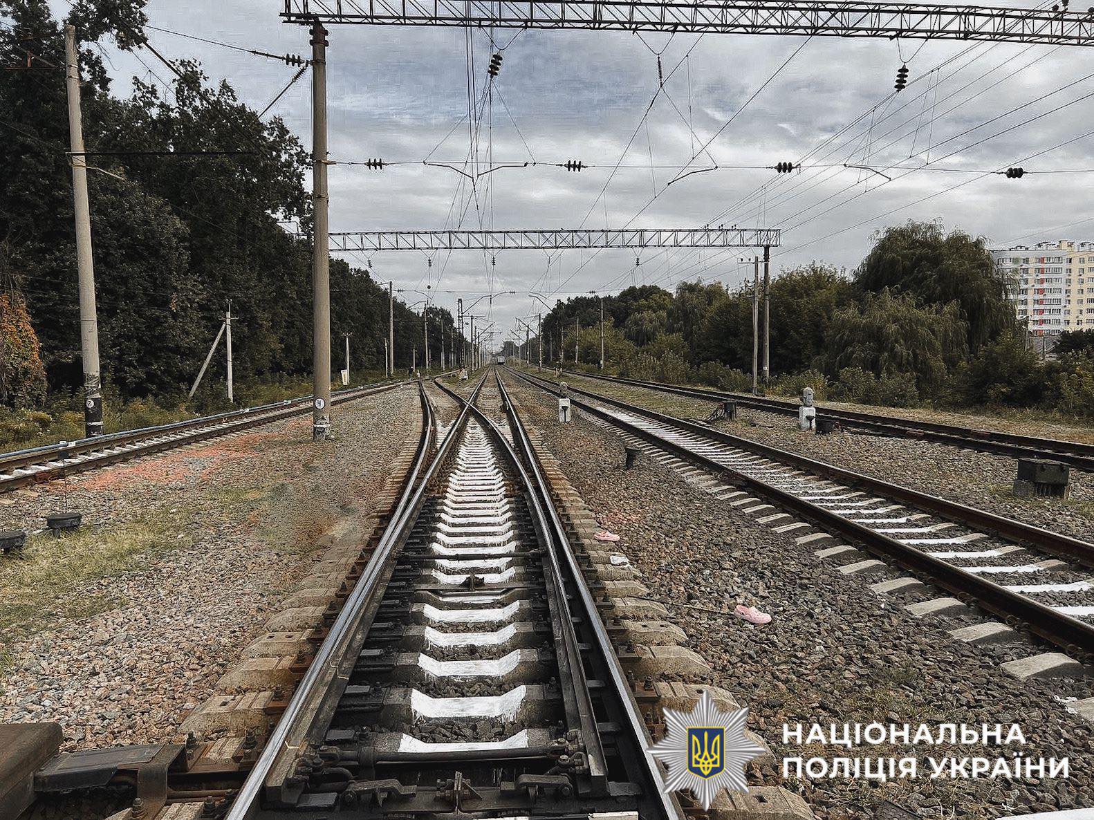 На Київщині під колесами пасажирського поїзда загинула жінка