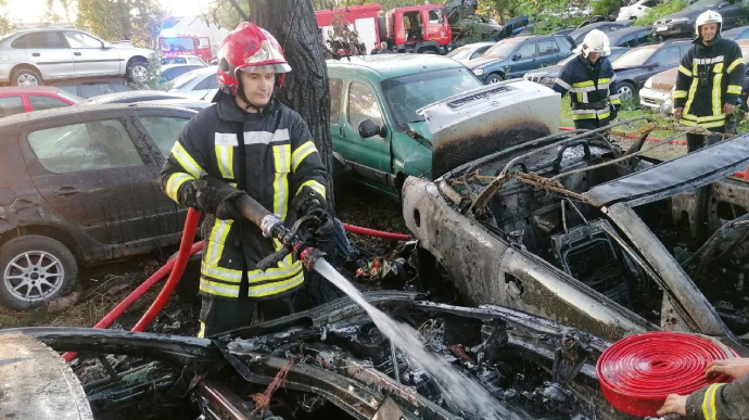 На київському штрафмайданчику палали сім автівок