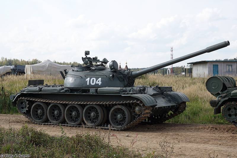 РФ перекидає на фронт застарілі Т-62 і БТР-50 - британська розвідка