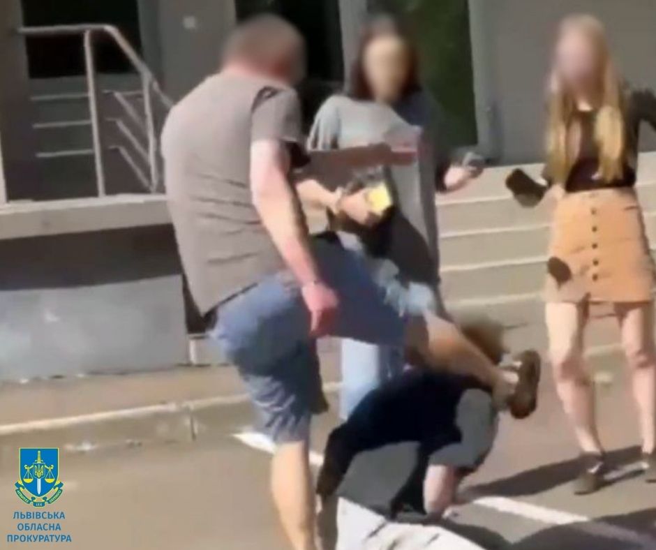У Львові повідомили про підозру адвокату, який побив неповнолітнього хлопця