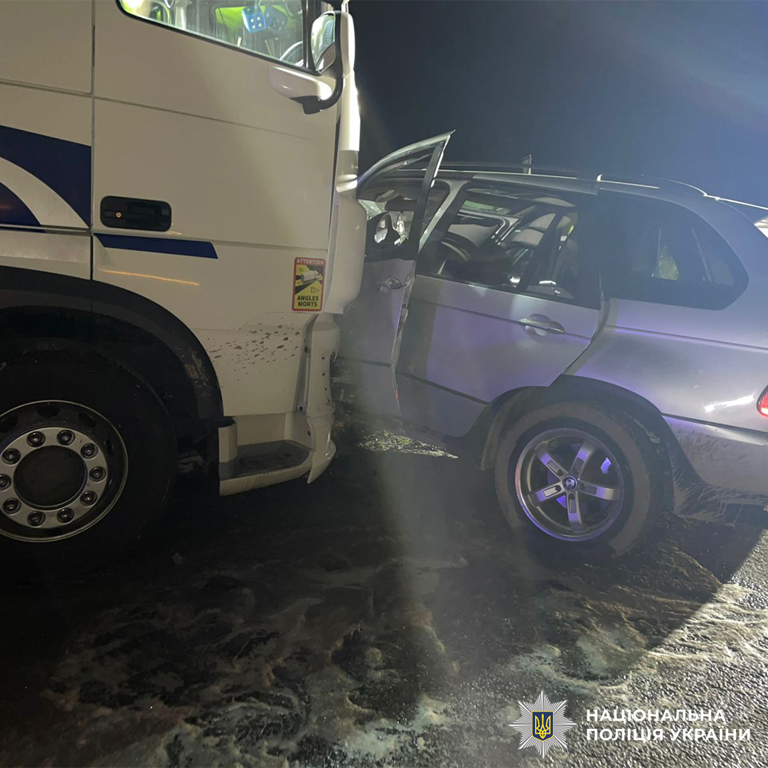 Моторошна ДТП на Львівщині:  зіткнувся автомобіль з вантажівкою (фото)