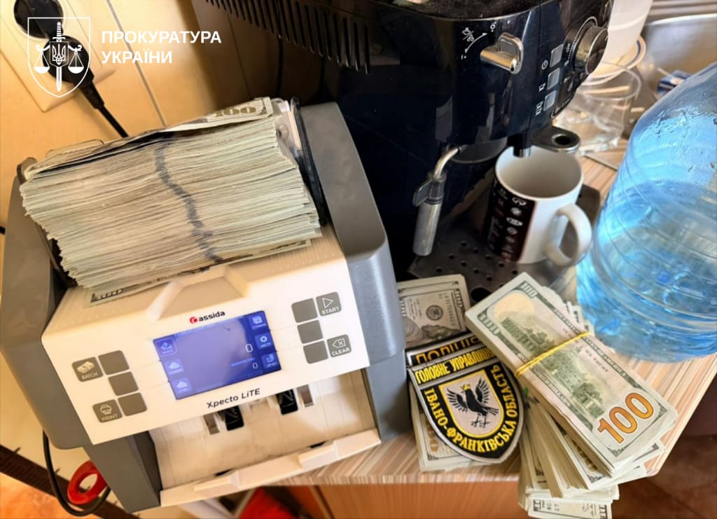 Мільйони готівки, швейцарські годинники та елітні авто: Нові деталі у справі про корупцію в Нацполіції західних областей