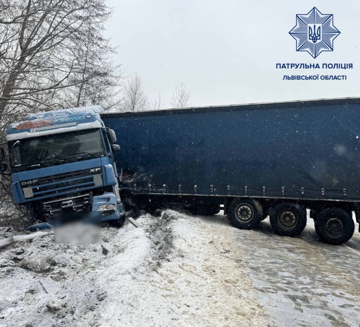 На Львівщині фура злетіла в кювет і перекрила трасу: заява поліції