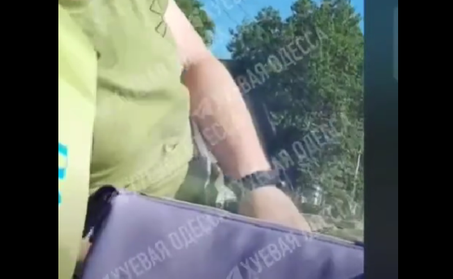 В Одесі водій авто провіз на капоті співробітника ТЦК: деталі та відео