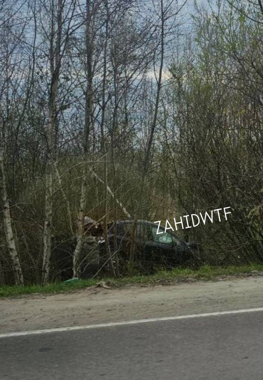 На об’їзній Львова авто злетіло з дороги: Перше фото з місця ДТП