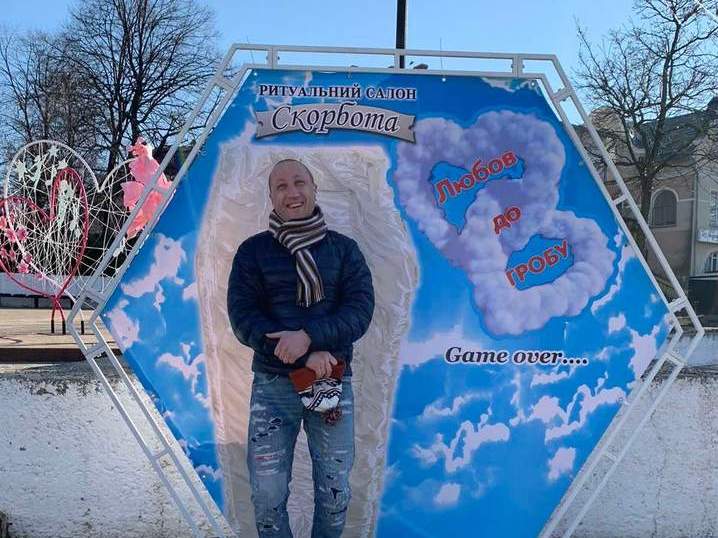 Любов до гробу. У Калуші ритуальний салон облаштував фотозону з труною
