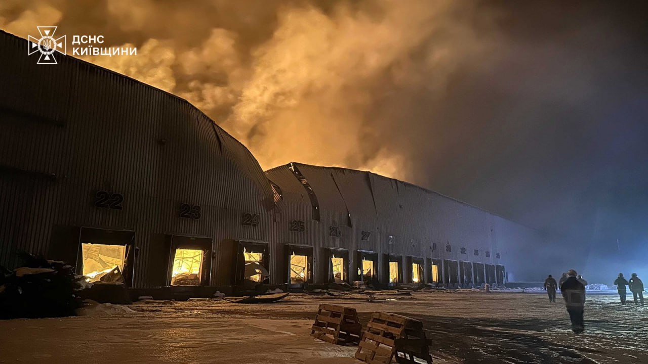 Росія вдарила по складу Рошен на Київщині: Фото наслідків