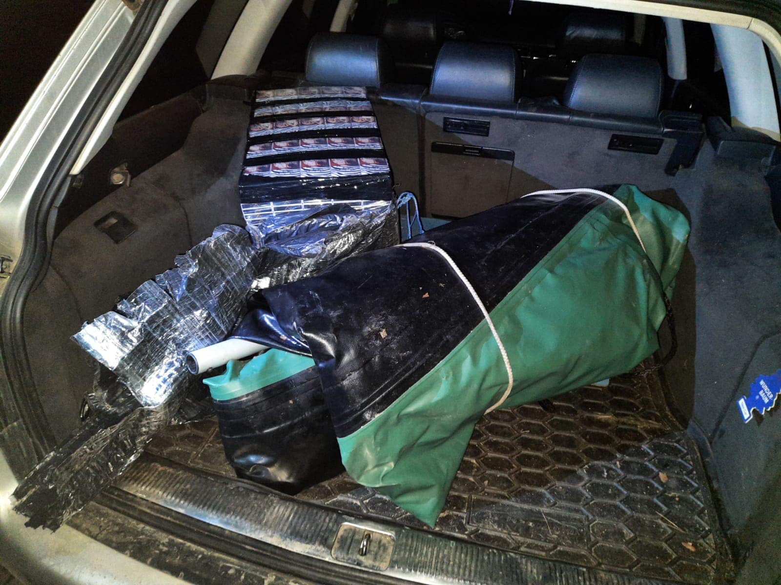На Волині впіймали молодиків, які човном переправляли сигарети в Польщу