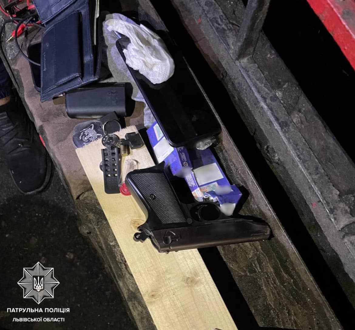 У центрі Львова озброєні молодики пограбували 19-річного хлопця
