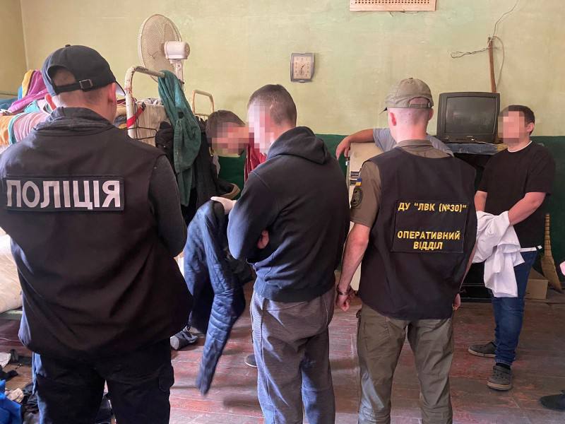 Мешканець Львівщини, перебуваючи за ґратами, продавав запчастини, яких не мав