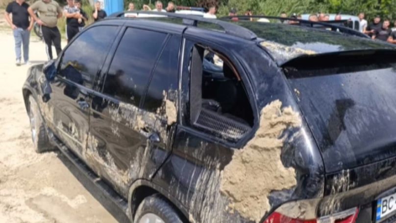 На Ясниському кар'єрі на Львівщині пішло під воду BMW з людьми: загинув чоловік (відео)