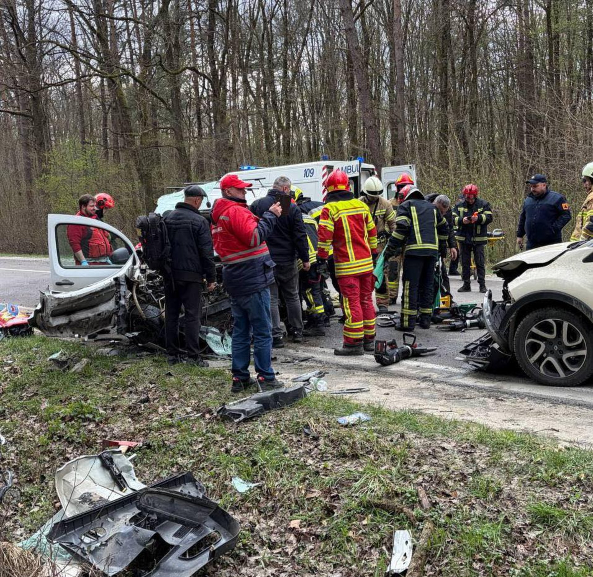 Машина розтрощена вщент: з'явилися фото з аварії біля Львова