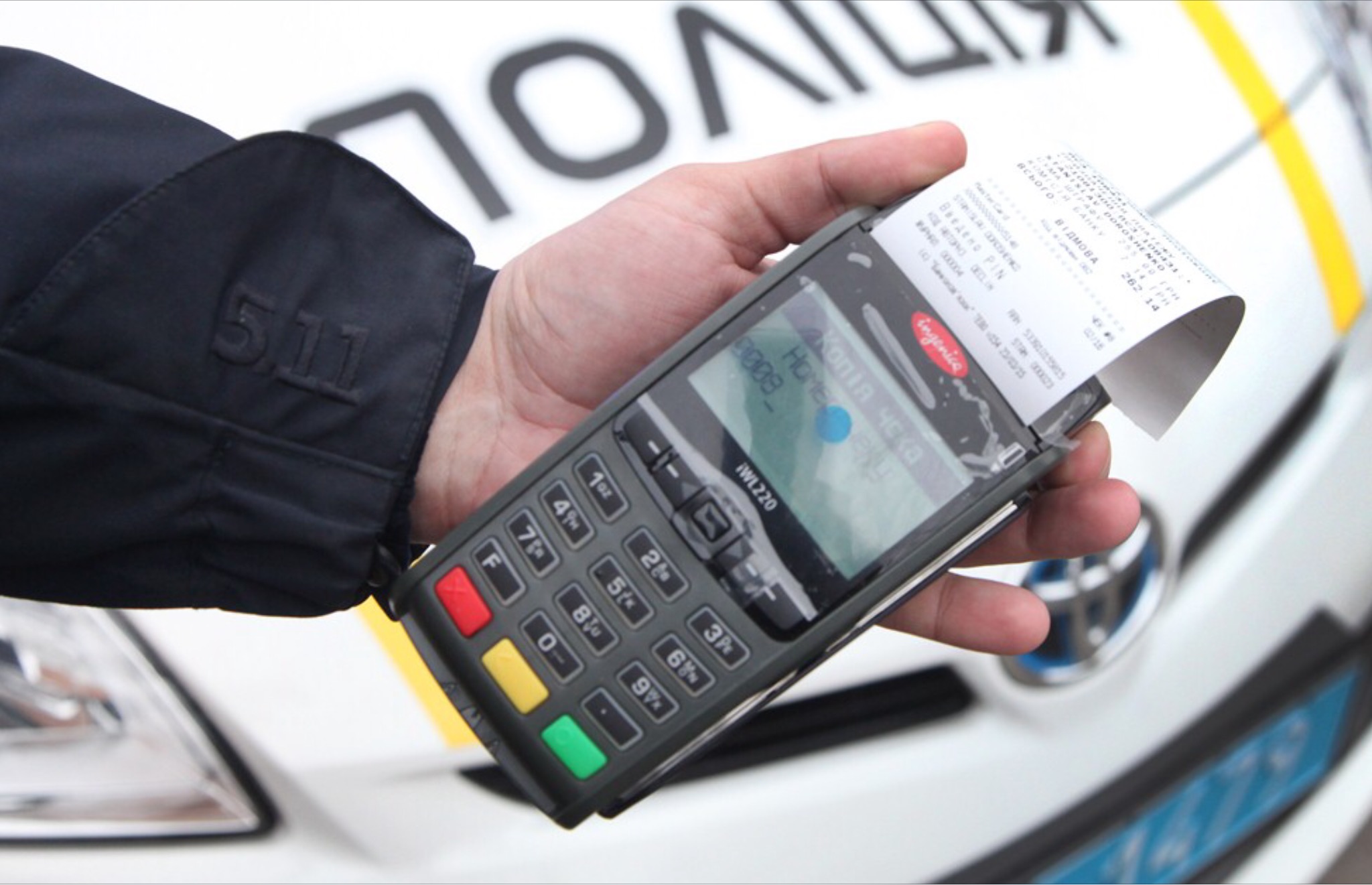 Карма наздогнала миттєво: у Львові водій BMW вирішив подрифтувати перед копами (відео)