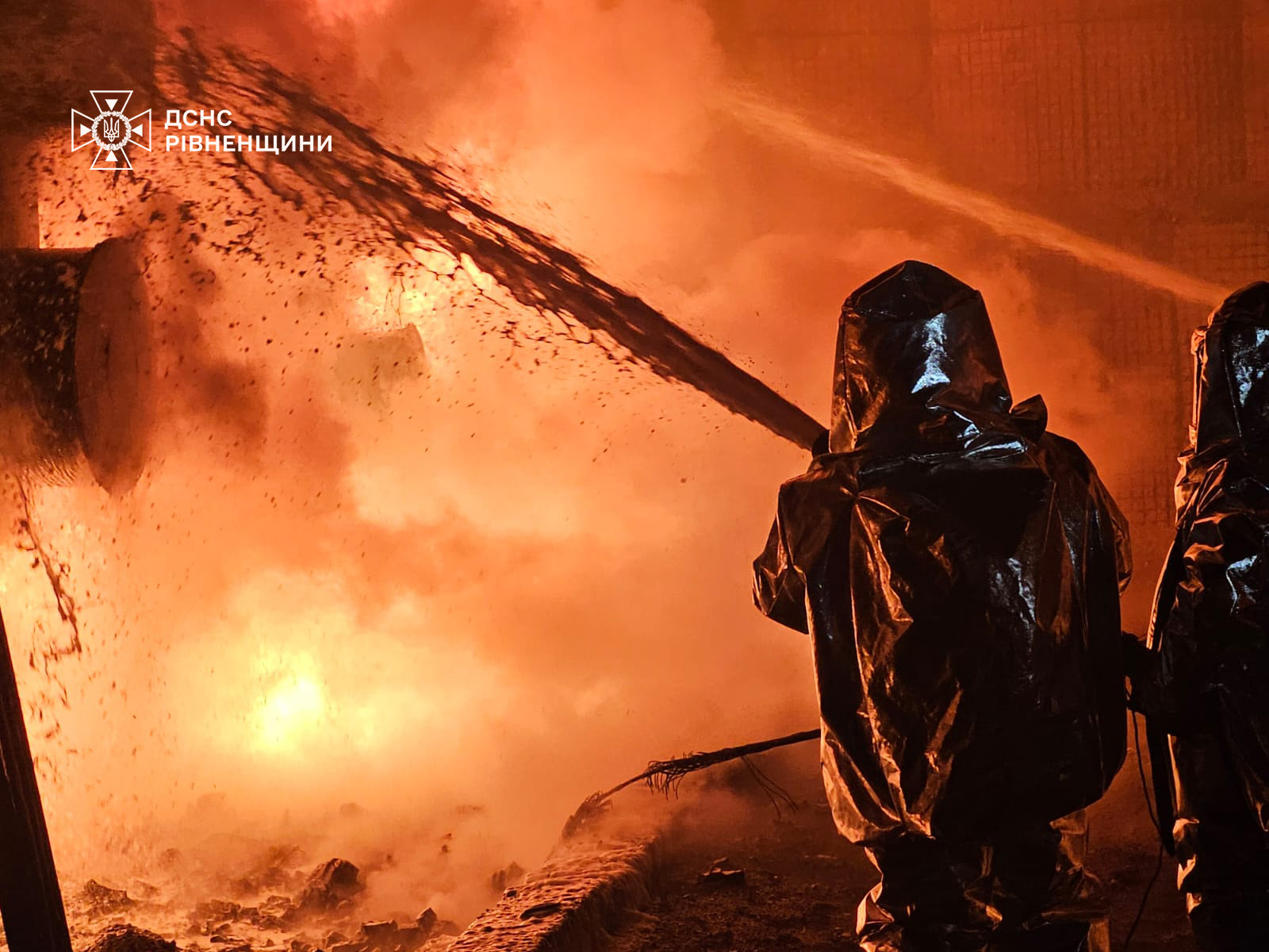 Нічна атака на Рівненщині: рятувальники ліквідували пожежу на об’єкті інфраструктури