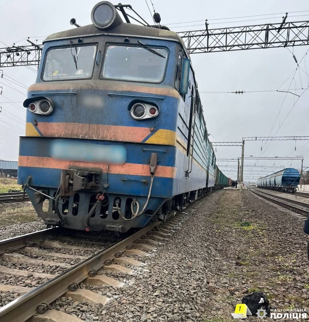 Під колесами поїзда "Львів - Здолбунів" загинула жінка: деталі (фото)