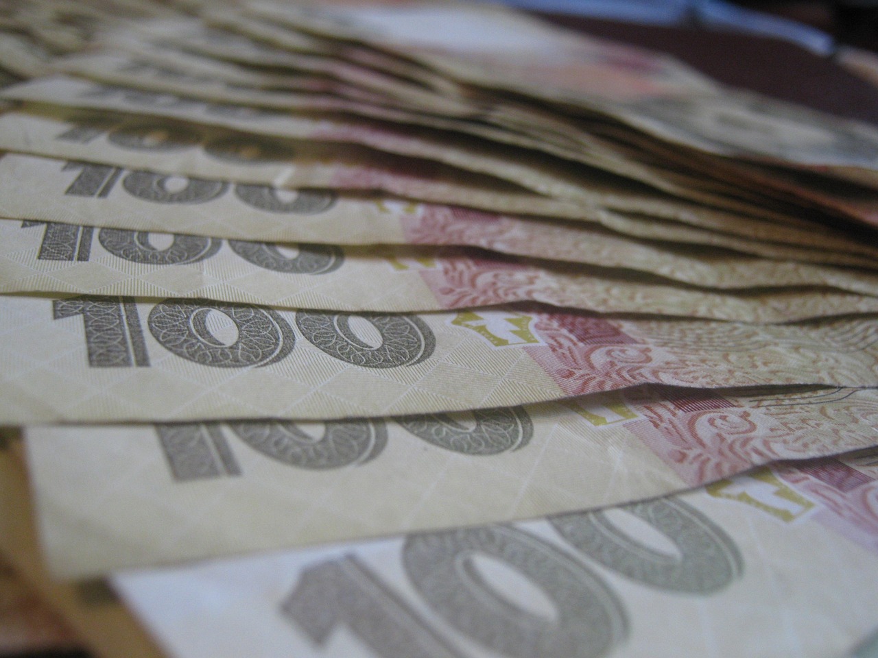 Зламав ножем та втік: у Львові судитимуть підлітка за пограбування кав'ярні