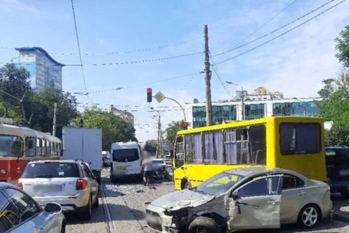 Масштабне ДТП у Києві за участі трамвая: потрощено 10 автівок, є постраждалі