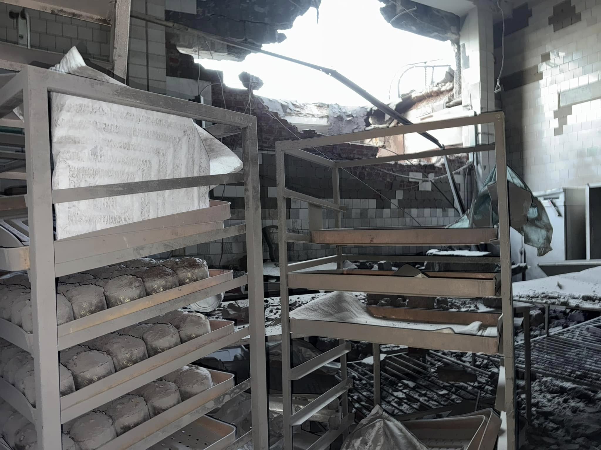 РФ вдарила по підприємству в Сумах: загинув чоловік, який приїхав по паски на Великдень (фото)
