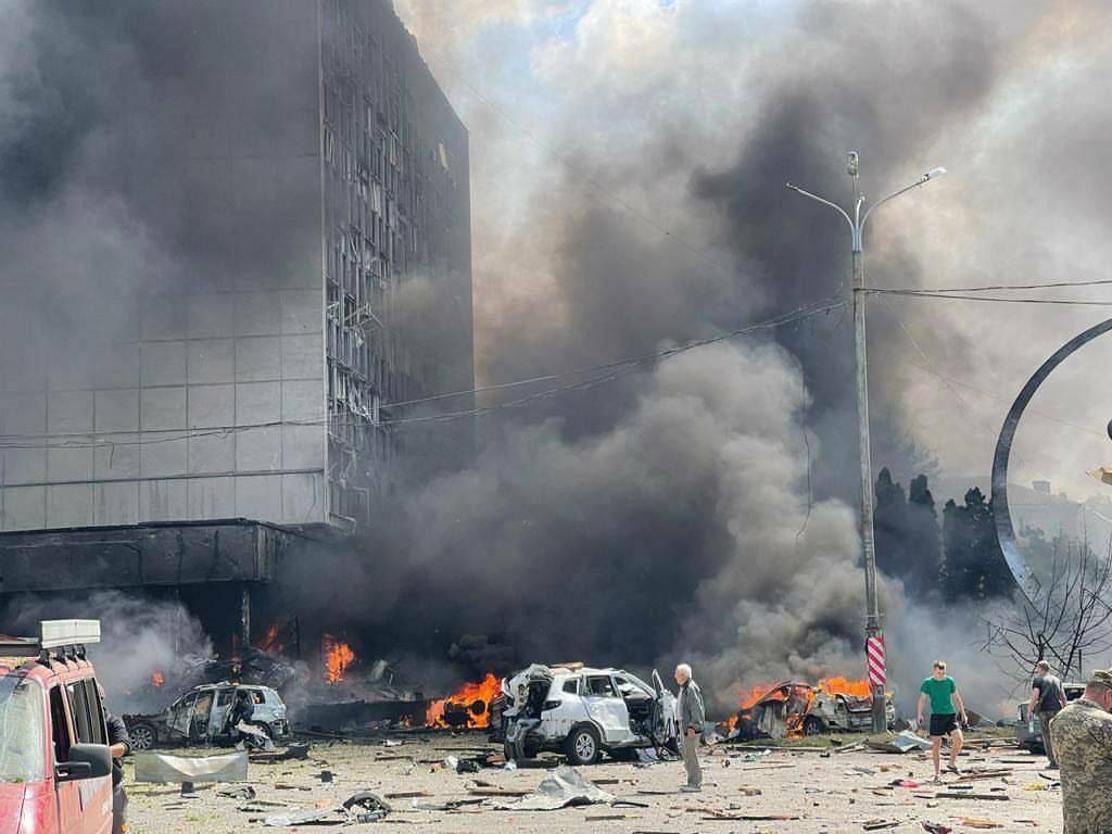 Вибухи у Вінниці: приліт в офісний центр, є жертви, горять авто. Оновлено
