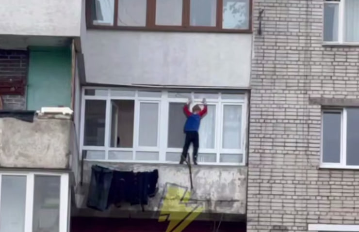 У Львові дитина лазила по виступу балкона: очевидці б’ють на сполох (ВІДЕО)