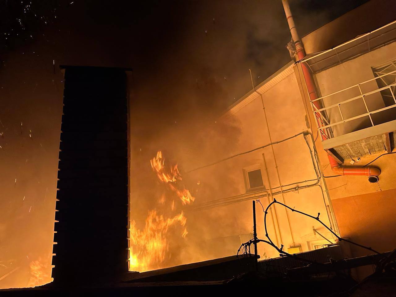 У Львові в промисловій будівлі після вибуху сталася масштабна пожежа