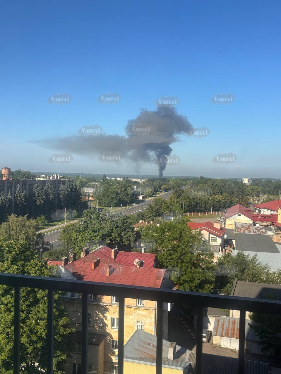 У Львові вранці вирує сильна пожежа: стовп диму видно на все місто (фото)