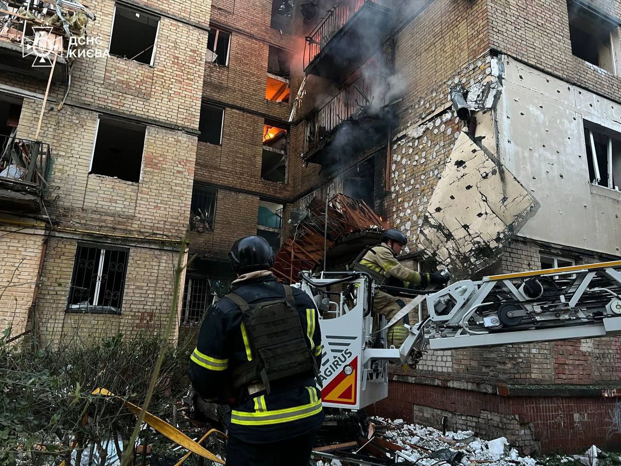 Росія запустила понад 440 дронів та 32 ракети, — Зеленський (відео)
