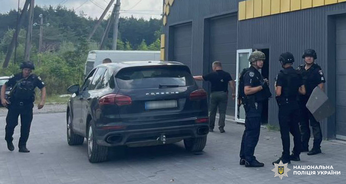 На Львівщині сталася стрілянина в офісі автосервісу: є загиблі