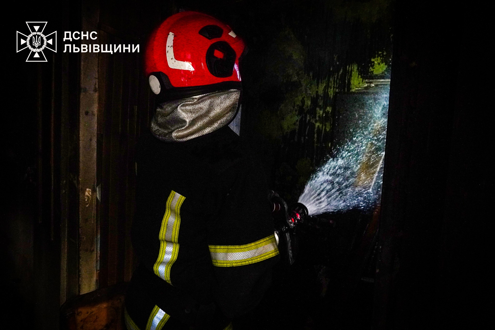 На Львівщині пожежа ледь не знищила житловий будинок: вогнеборці врятували сусідні оселі