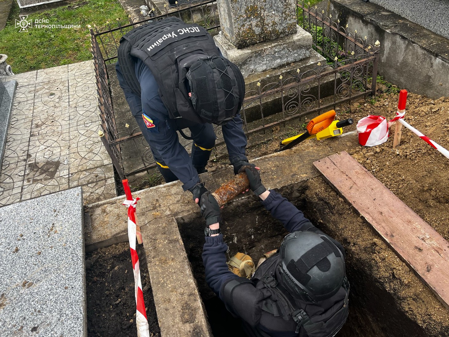 Копали могилу - виявили снаряд: на Тернопільщині на цвинтарі знайшли боєприпас часів другої світової