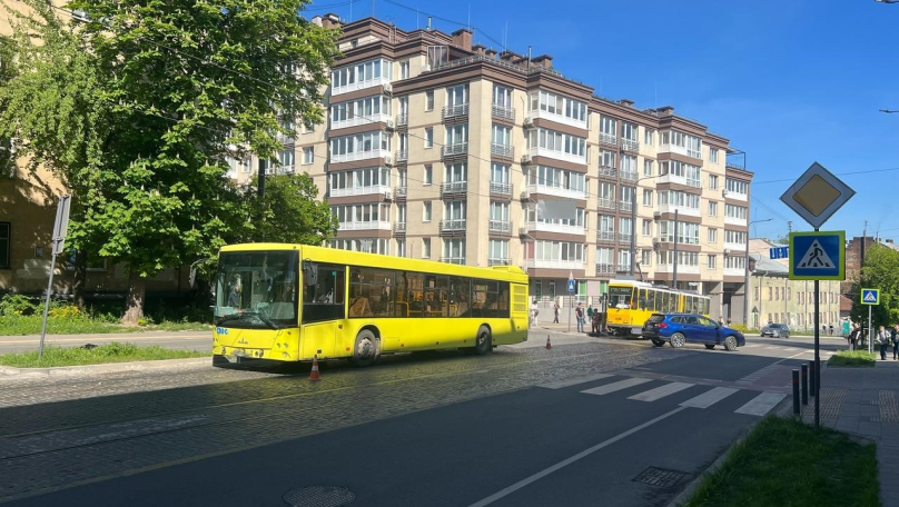 У Львові внаслідок ДТП з маршруткою постраждали три жінки (фото)