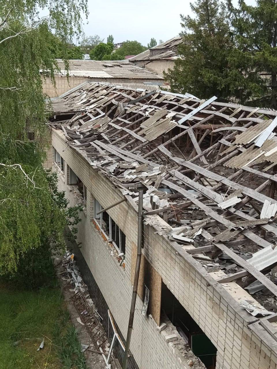 Війська РФ обстріляли місто Берислав на Херсонщині: є влучання в школу (фото)