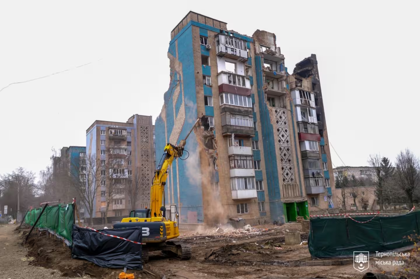 У Тернополі зносять багатоповерхівку, яку зруйнувала російська ракета