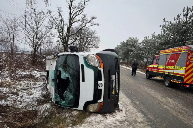 На Закарпатті автобус з пасажирами врізався в дерево і перекинувся: деталі (фото)