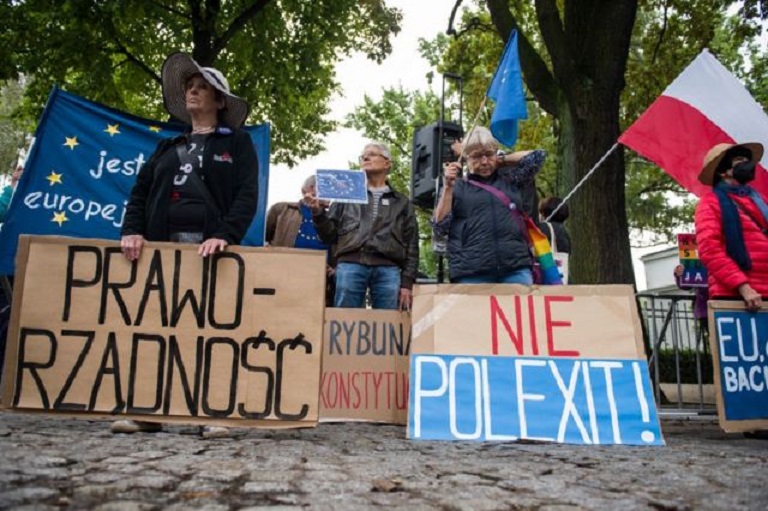 Polexit: У Польщі прокотились масові акції на підтримку членства в ЄС