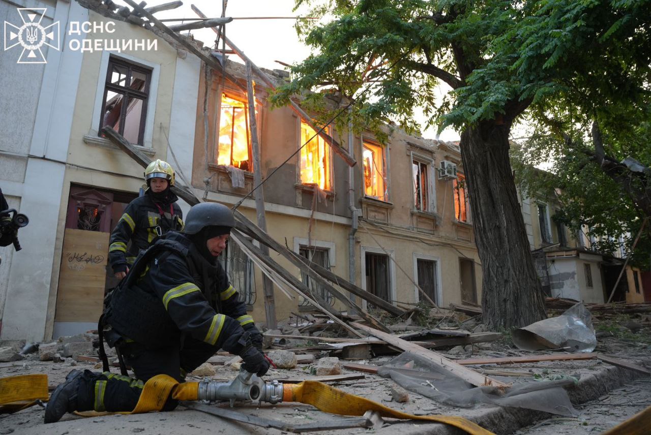 Атака ворожих БпЛА на Одесу: є потерпілі та руйнування, виникли пожежі (фото)