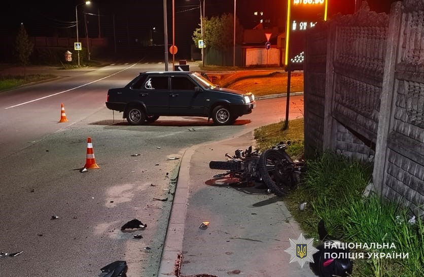 Зіткнення на Львівщині: підлітки на мотоциклі врізалися у ВАЗ (фото)