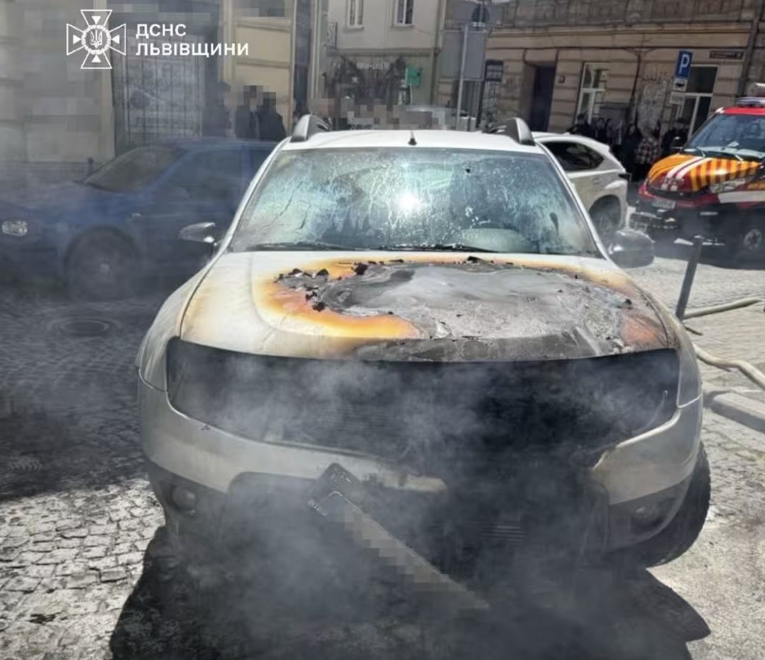 У Львові посеред вулиці горів автомобіль: що сталося (фото)
