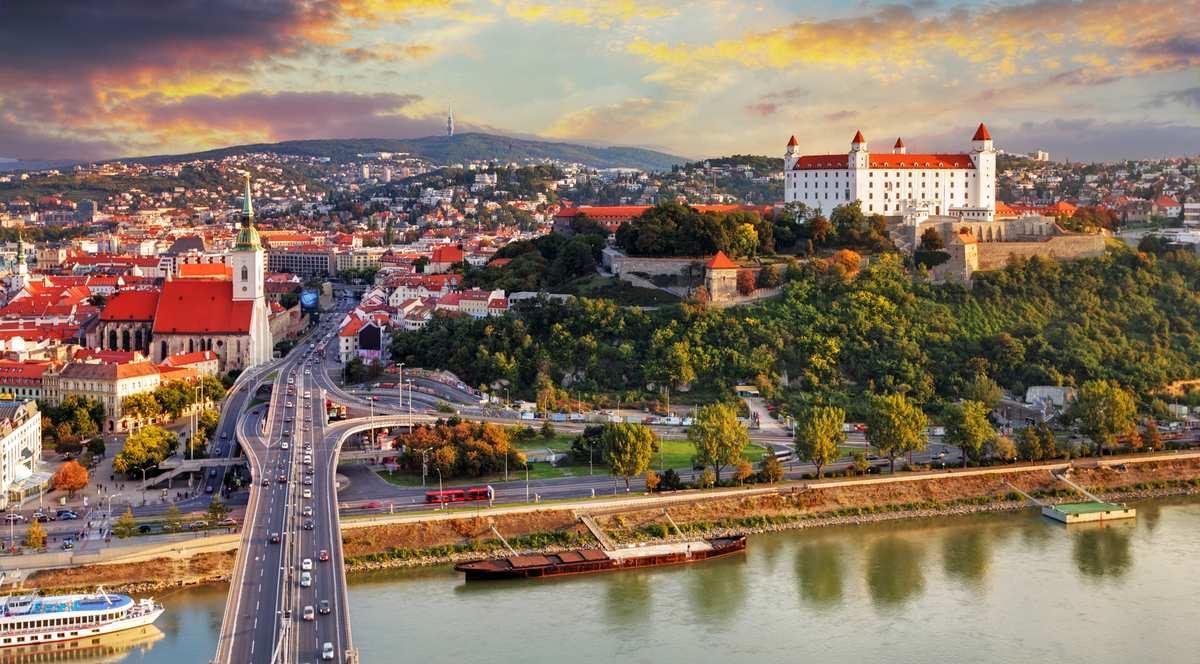 У Словаччині троє дипломатів намагались підкупити високопосадовців із сектору оборони 