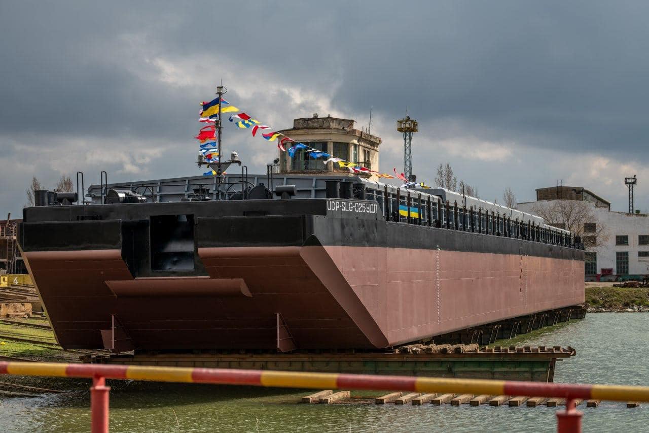 В Україні спустили на воду третю баржу, що може перевозити до 2,2 тисячі тонн вантажів